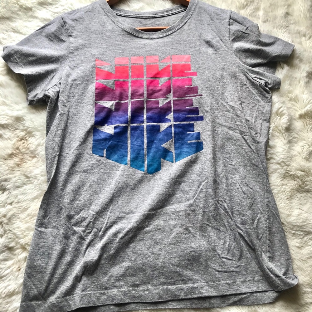 ✨Nike Women’s Shirt✨
